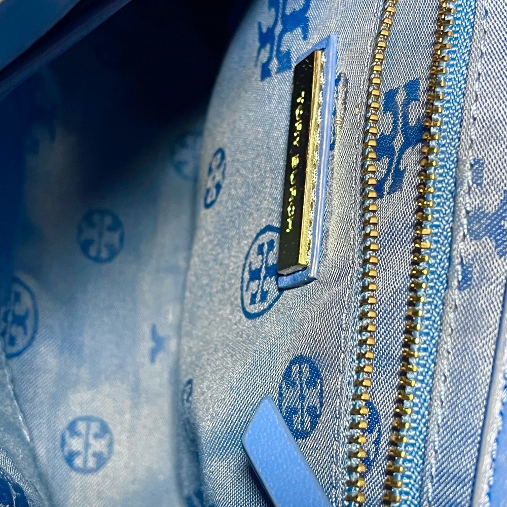 Tory Burch Fleming Blue Quilted Crossbody Bag with Gold Chain - Picture 5 of 6